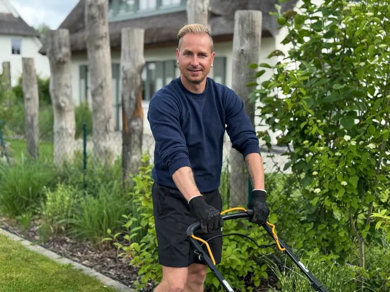 Martin Zühl beim Rasenmähen – Zühl Hausmeister- & Handwerksservice Stralsund